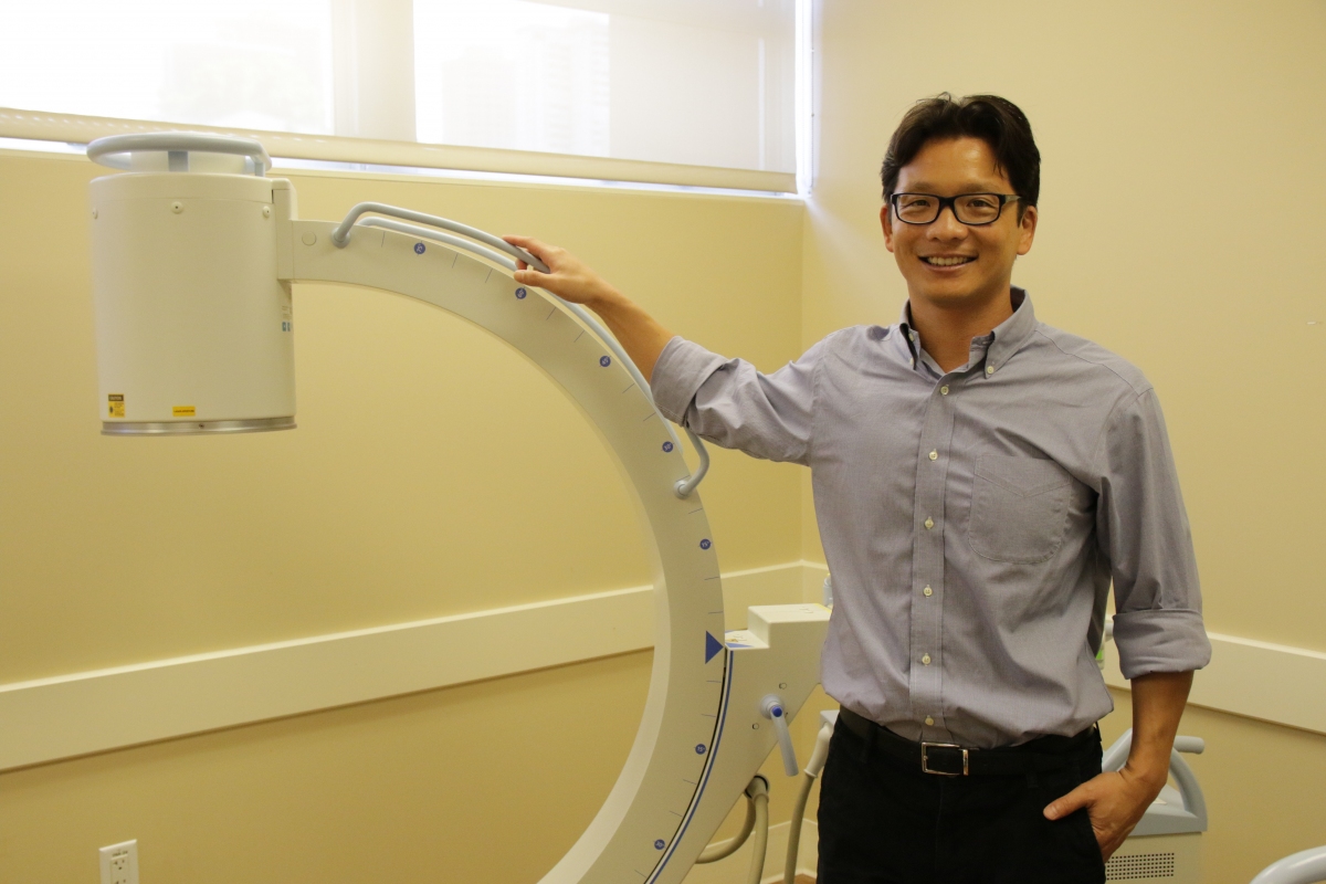 Rehab doctor standing with imaging machine